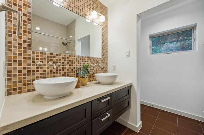 Building Photo - 133 Frederick St