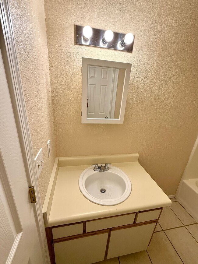 Building Photo - Cute 3 Bedroom 2 Bathroom House in Hualapa...