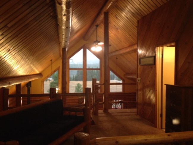 Building Photo - 465 Blackthorne Rd