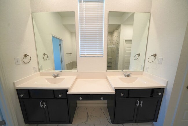 Building Photo - Luxury Living in Davis Ranch