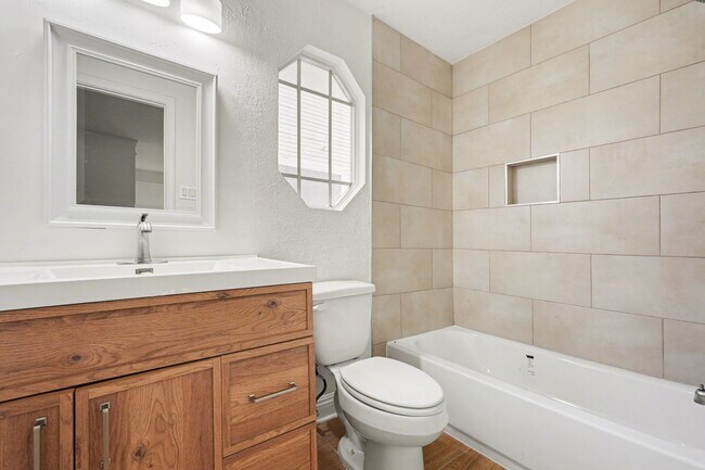 Building Photo - 8303 Lake Crystal Dr