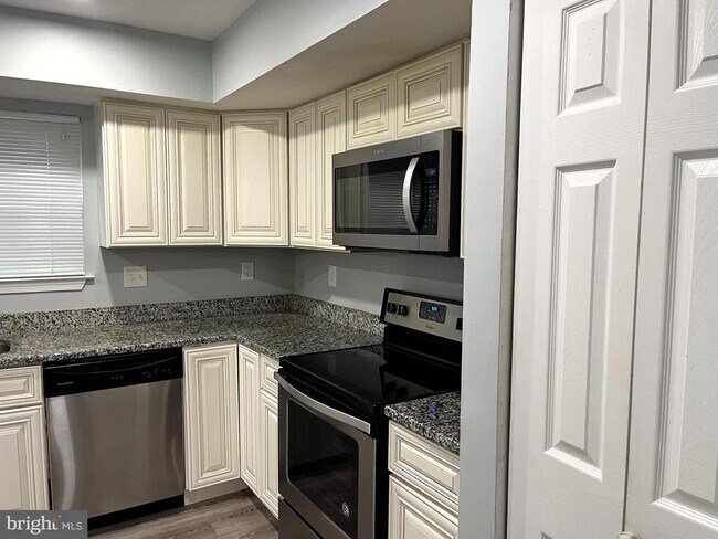 Building Photo - 2513 Robinson Pl