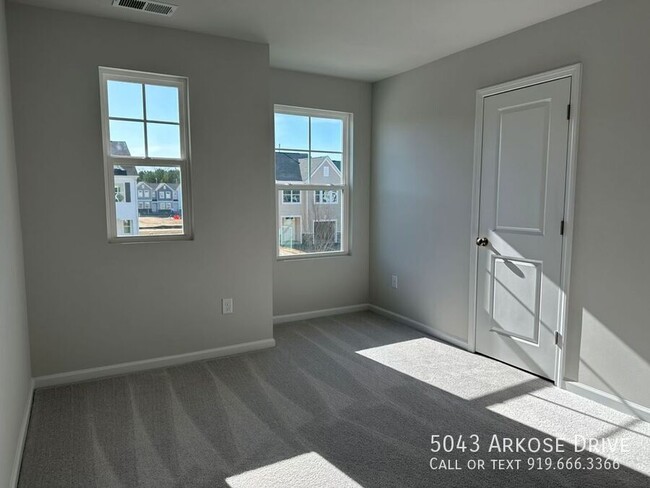 Building Photo - Charming 3 Bedroom Town Home Located In Ra...