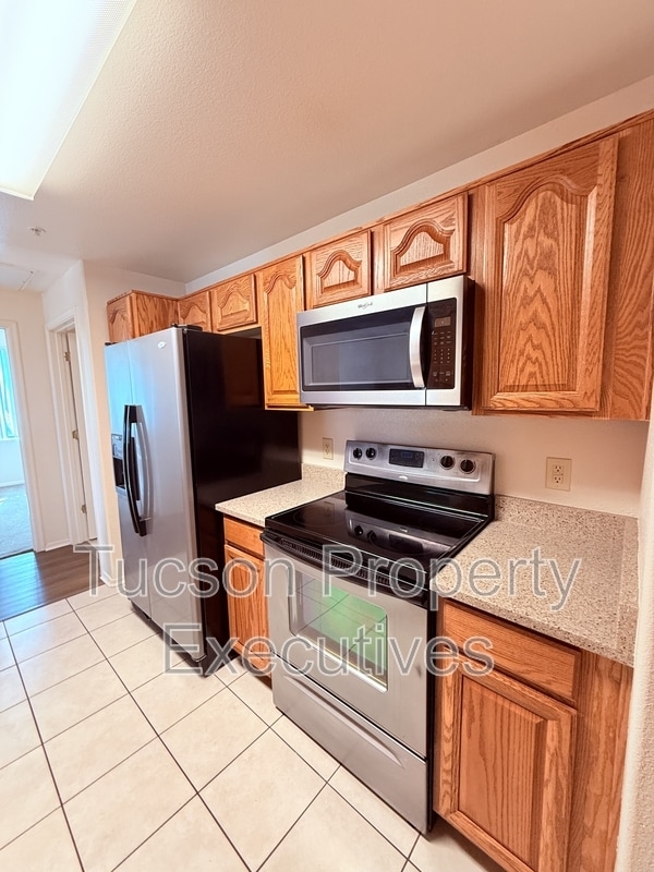 Building Photo - 2550 E River Rd