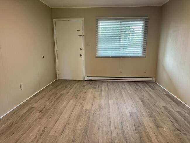 Building Photo - Cozy Duplex Unit Available NOW!