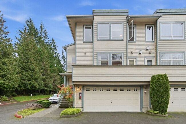 Building Photo - Modern Bellevue Townhome with Great Finishes