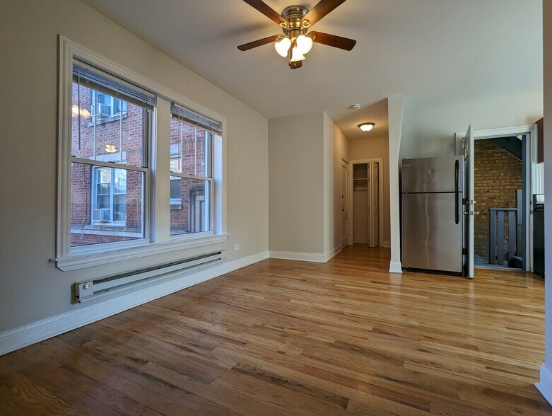 Building Photo - 953 W Cornelia Ave