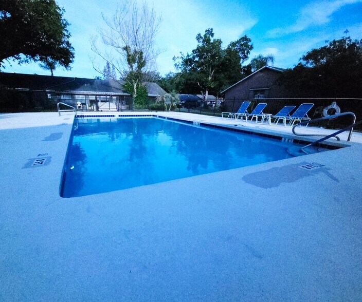 Building Photo - 2510 King Oak Cir
