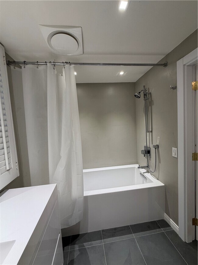 Building Photo - 15999 Via De Las Palmas