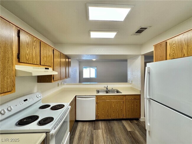 Building Photo - 6750 Del Rey Ave