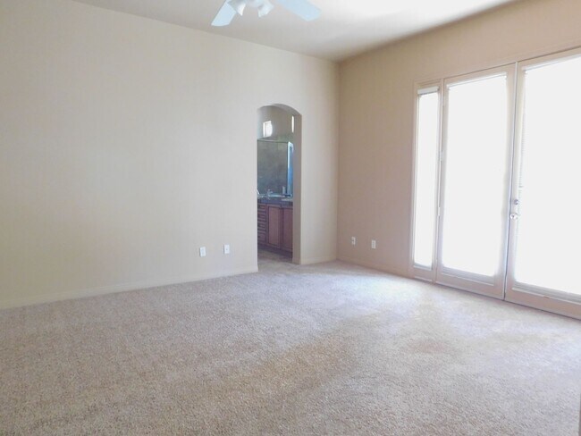 Building Photo - BIG, BEAUTIFUL 3  BED+LARGE BONUS ROOM  2.5 BATH HIGH UP IN DHS