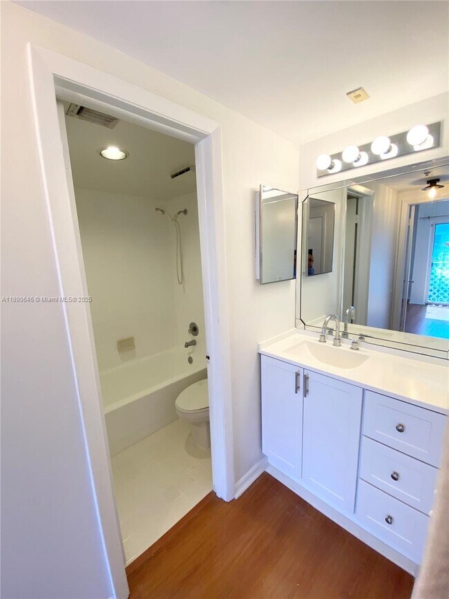 Building Photo - 2756 Day Ave