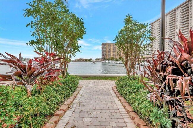 Building Photo - 17150 N Bay Rd