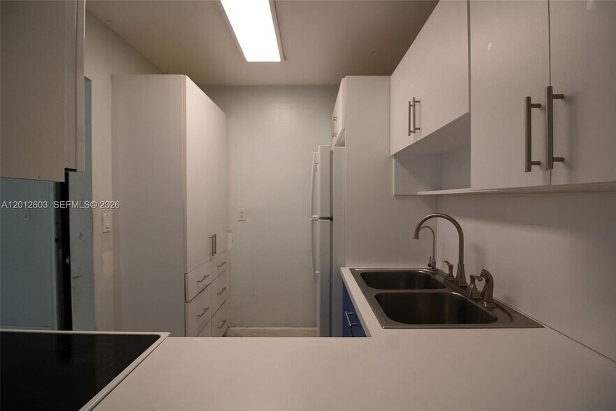 Building Photo - 10365 N Kendall Dr