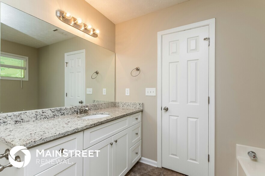 Building Photo - 2180 Castle Royale Dr