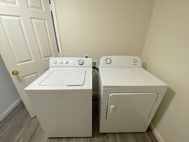 Building Photo - Lovely 3 Bedroom, 2 Bath House - Washer/Dryer, Dishwasher, Long Driveway, Fenced Backyard