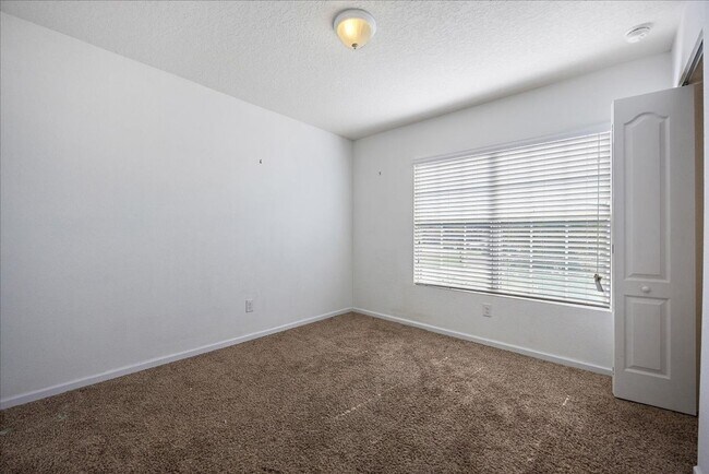 Building Photo - Spacious 4 Bedroom in Fast Growing Nassau ...