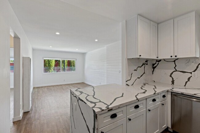 Interior Photo - 4th Ave