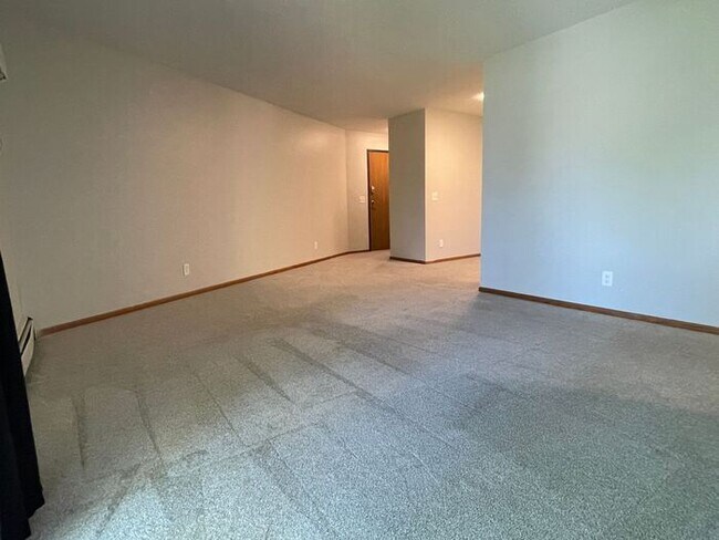 Building Photo - Main Floor, Excellent Condition, Video Wal...