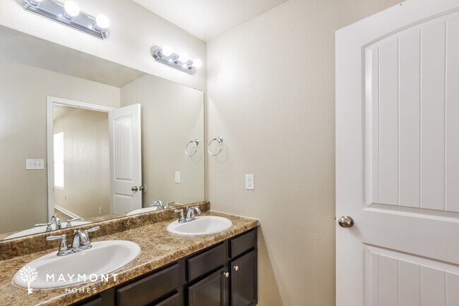 Building Photo - Beautiful 3 Bedroom Home