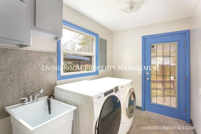 Building Photo - 8414 N Peninsular Ave