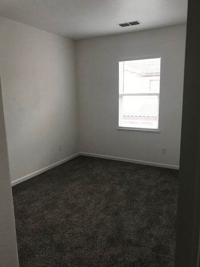 Building Photo - 4BR|2.5BA Townhome w/Garage|Yard|Water |Se...