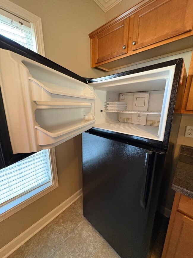 Building Photo - Cute 2 Bedroom Townhouse Near Furman and C...