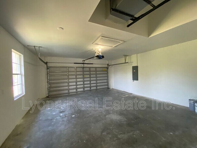 Building Photo - 539 Alexia Ave S