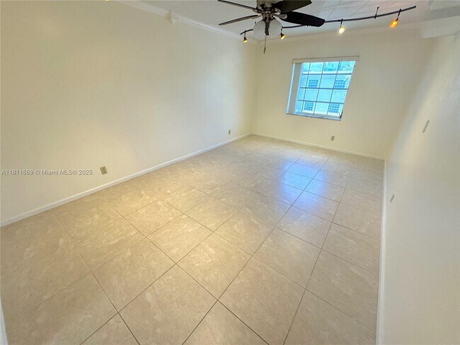 Building Photo - 6245 Bay Club Dr