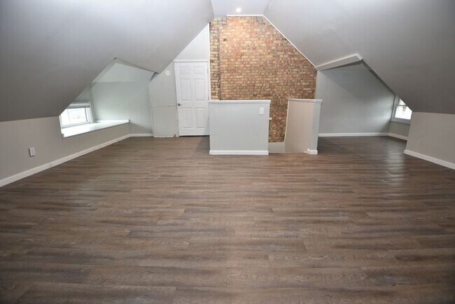 Building Photo - Spacious Downtown Mishawaka Apartment