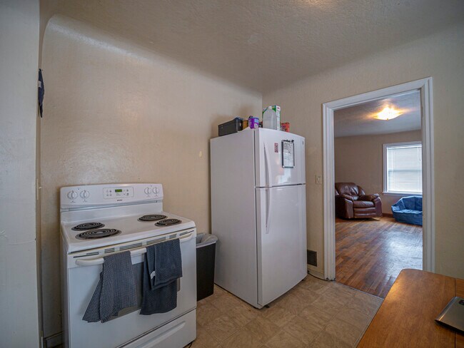 Building Photo - 1140 NE Lake St