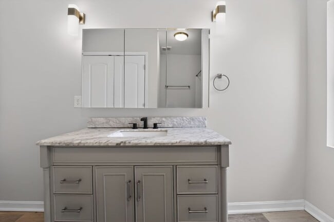 Building Photo - 2 bed 1.5 bath rowhome in Baltimore!