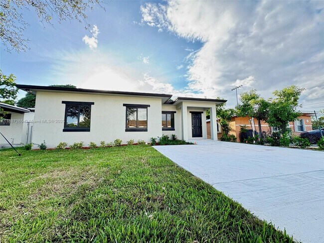 Building Photo - 1005 SW 25th Ave