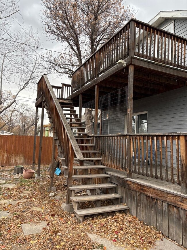 Building Photo - Close to Downtown Upper Level Apartment