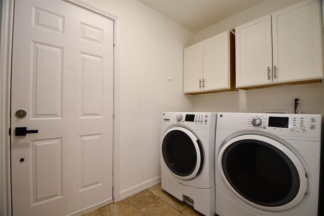 Building Photo - 5951 Beaudry Dr