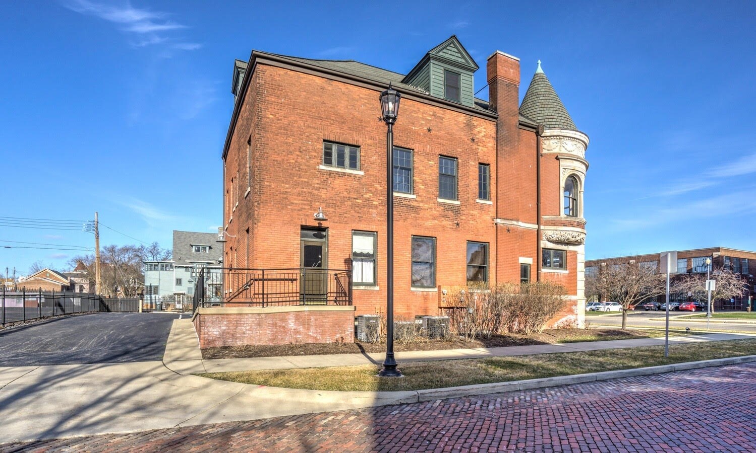 Building Photo - 402 W Washington St