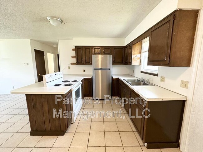 Building Photo - 101 Pine Ave