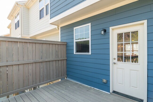 Building Photo - Spacious 3 Bed / 3.5 Bath Townhome Near Raleigh Iron Works & 440!