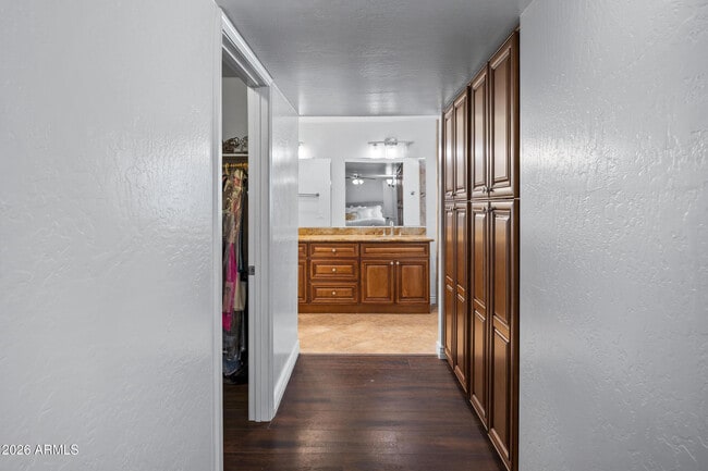 Building Photo - 7118 E Buena Terra Way