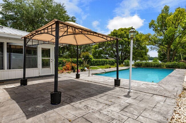 Building Photo - Welcome to your Pool/Lake Home!