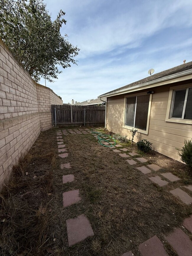 Building Photo - Single Story Home Located Near West Gate D...