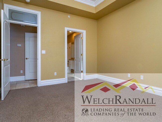 Building Photo - Spacious 2-Bedroom Condo in Prime Downtown...