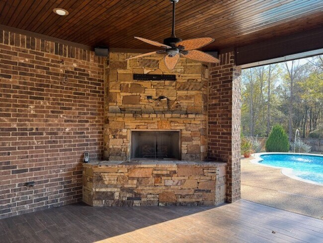 Building Photo - 4/3/2/2 Hallsville ISD Fenced Yard and Pool