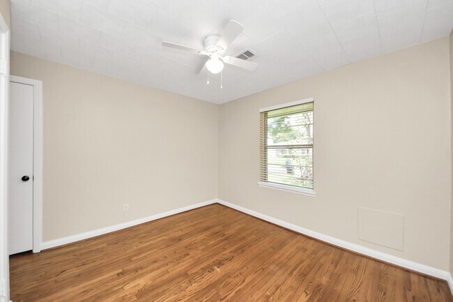 Building Photo - 2215 Gardenia Dr