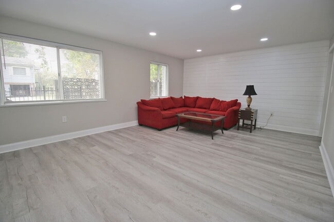 Building Photo - Spacious Student Home in Melrose Heights –...