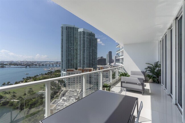 Building Photo - 2020 N Bayshore Dr