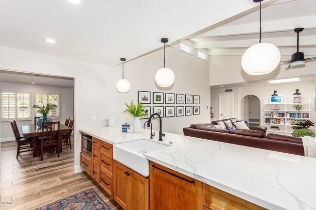 Building Photo - 8070 E Vía Bonita