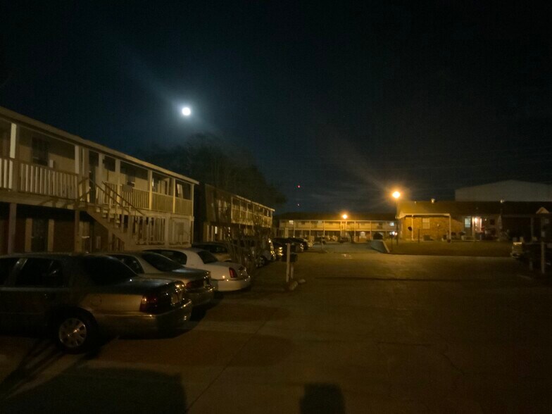 Blainewood at night - 601 N 31st Ave