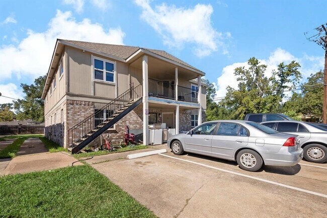 Building Photo - 700 Lyle W Ave