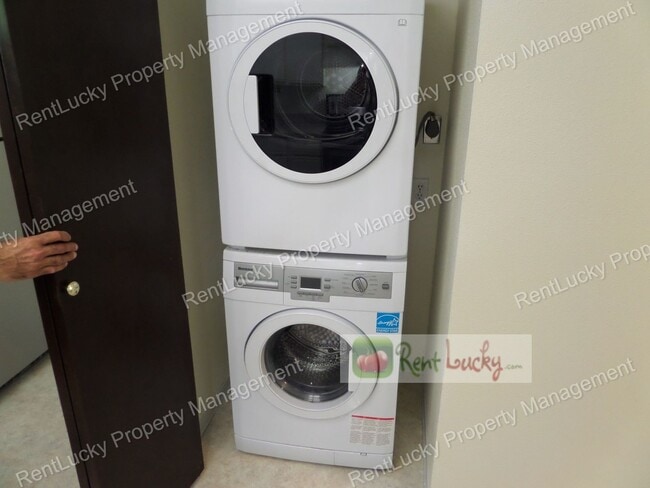 Building Photo - Super-Cute 2 Bedroom, 2 Bath Duplex in Unbeatable Location in Bellevue!!